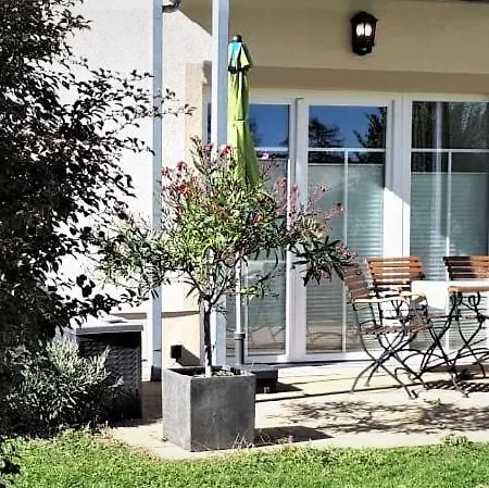 Graefe - 3-seiten Hof Mit Grossem Garten, Pool & Sauna Apartament